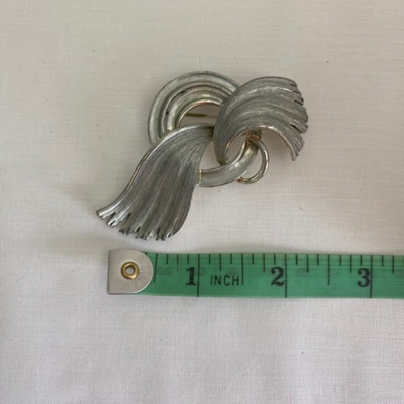 LISNER Signed Vintage Brushed Silver Tone Round Bow Open Work Brooch - Picture 5 of 6